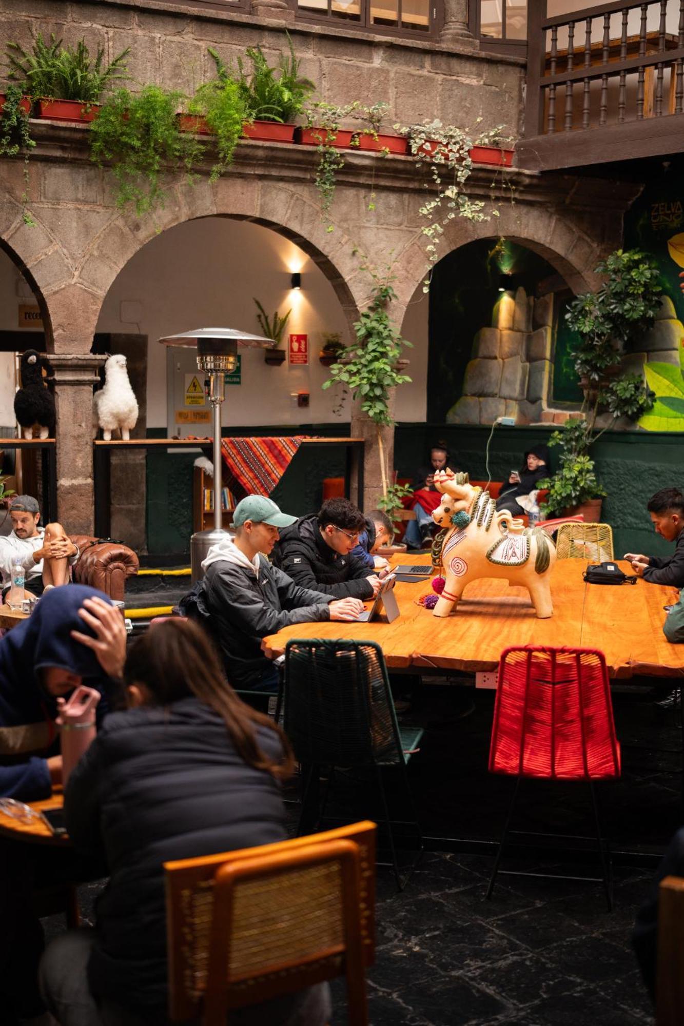 Black Llama Hostel กุสโก ภายนอก รูปภาพ